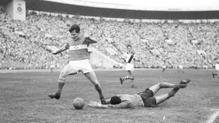 1957 год. В атаке Анатолий ИСАЕВ. Фото Олег НЕЕЛОВ 1957 год. В атаке Анатолий ИСАЕВ. Фото Олег НЕЕЛОВ