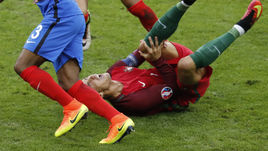 Сегодня. Сен-Дени. Португалия - Франция. КРИШТИАНУ РОНАЛДУ после столкновения с Димитри ПАЙЕТОМ (№8).