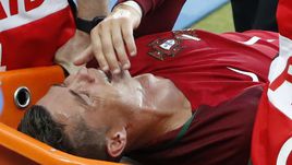 Сегодня. Сен-Дени. Португалия - Франция. КРИШТИАНУ РОНАЛДУ уносят с поля на носилках.