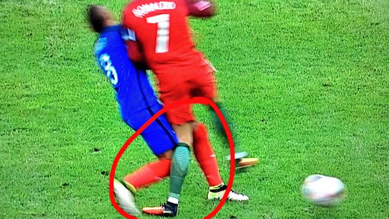 Момент с травмой Криштиану РОНАЛДУ. Фото Twitter.com Момент с травмой Криштиану РОНАЛДУ. Фото Twitter.com