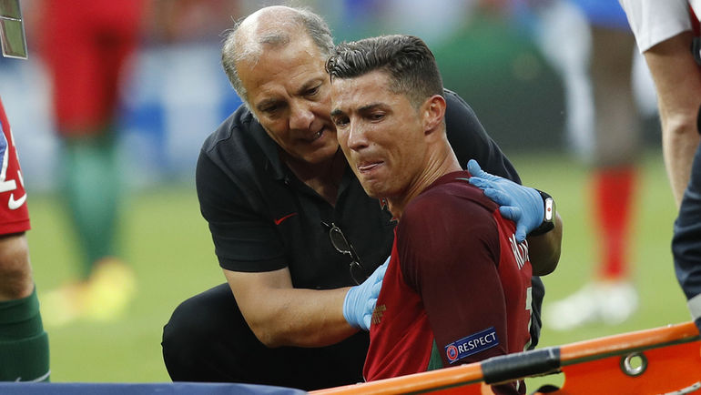 Криштиану РОНАЛДУ в слезах укладывают на носилки. Фото REUTERS Криштиану РОНАЛДУ в слезах укладывают на носилки. Фото REUTERS