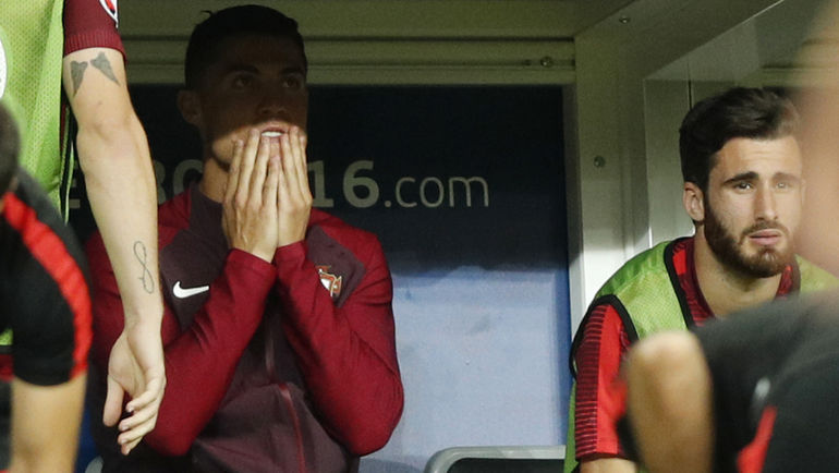 Криштиану РОНАЛДУ на скамейке после замены. Фото REUTERS Криштиану РОНАЛДУ на скамейке после замены. Фото REUTERS