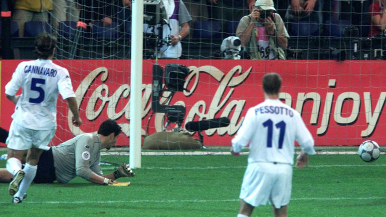 2 июля 2000 года. Франция – Италия – 2:1 д.в. Франческо ТОЛЬДО пропускает гол Сильвена Вильтора. Фото REUTERS 2 июля 2000 года. Франция – Италия – 2:1 д.в. Франческо ТОЛЬДО пропускает гол Сильвена Вильтора. Фото REUTERS