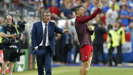 Вчера. Сен-Дени. Португалия - Франция - 1:0. КРИШТИАНУ РОНАЛДУ (справа) и ФЕРНАНДУ САНТУШ руководят игрой команды.