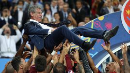 Вчера. Сен-Дени. Португалия - Франция - 1:0. Португальцы поздравляют Фернанду САНТУША.