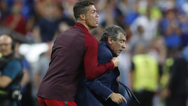 Воскресенье. Сен-Дени. Португалия – Франция – 1:0. КРИШТИАНУ РОНАЛДУ (слева) и Фернанду САНТУШ.