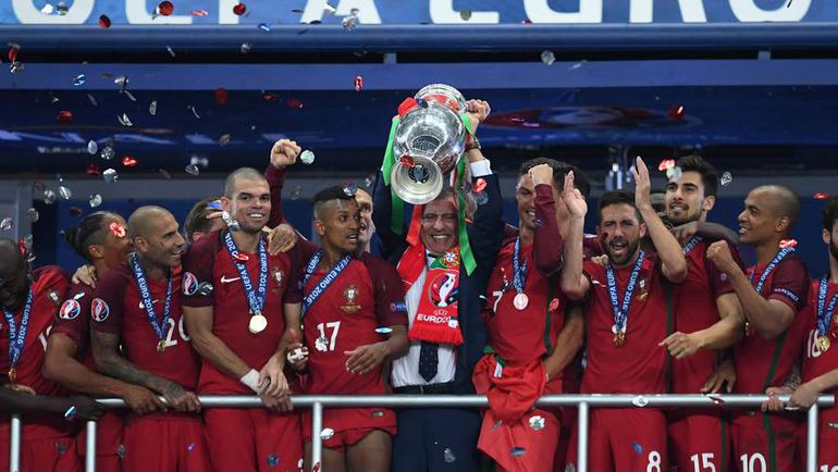 Сборная Португалии с трофеем. Фото AFP Сборная Португалии с трофеем. Фото AFP