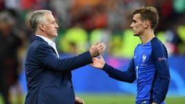 Воскресенье. Сен-Дени. Португалия – Франция – 1:0 д.в. Главный тренер сборной Франции Дидье ДЕШАМ и лучший бомбардир Euro-2016 Антуан ГРИЗМАНН, которого признали лучшим игроком турнира.