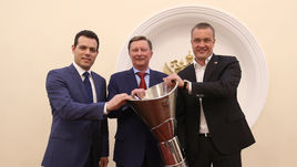 Димитрис ИТУДИС, Сергей ИВАНОВ и Андрей ВАТУТИН (слева направо) с кубком Евролиги в Кремле.