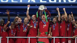 10 июля. Сен-Дени. Португалия - Франция - 1:0. Португальцы празднуют победу на Euro.