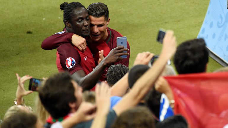 10 июля. Сен-Дени. Португалия - Франция - 1:0 д.в. КРИШТИАНУ РОНАЛДУ (справа) и автор золотого гола ЭДЕР. Фото AFP 10 июля. Сен-Дени. Португалия - Франция - 1:0 д.в. КРИШТИАНУ РОНАЛДУ (справа) и автор золотого гола ЭДЕР. Фото AFP