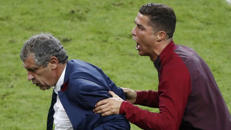 10 июля. Сен-Дени. Португалия - Франция - 1:0 д.в. КРИШТИАНУ РОНАЛДУ (справа) и Фернанду САНТУШ. Фото REUTERS 10 июля. Сен-Дени. Португалия - Франция - 1:0 д.в. КРИШТИАНУ РОНАЛДУ (справа) и Фернанду САНТУШ. Фото REUTERS