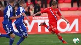 Нападающий Егор НИКУЛИН (справа).