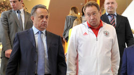 Преемником Леонида СЛУЦКОГО (в центре) в сборной, как сообщил Виталий МУТКО (слева), станет отечественный специалист.