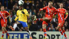 25 марта 2013 года. Лондон. Бразилия - Россия - 1:1. ФЕРНАНДУ (№ 5) против будущего одноклубника Дениса ГЛУШАКОВА.