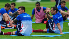 Федор СМОЛОВ, Дмитрий КОМБАРОВ (на переднем плане) и футболисты сборной России скоро узнают имя тренера, который будет готовить их к домашнему ЧМ-2018.