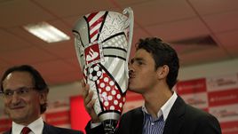 ЖУЛИАНУ с призом лучшему игроку Кубка Либертадорес.