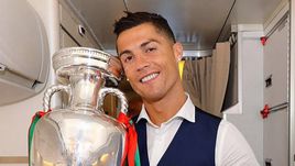 Звезды Euro на отдыхе.  Криштиану Роналду рядом с Месси