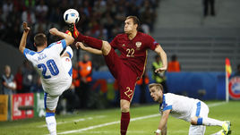 15 июня. Лилль. Россия - Словакия - 1:2. Роберт МАК (№20) против зенитовца Артема ДЗЮБЫ.