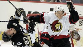 Один из самых бесстрашных российских защитников НХЛ Антон ВОЛЧЕНКОВ (справа) борется на пятачке с Сидни КРОСБИ.