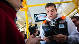 Апрель. Санкт-Петербург. Артем ДЗЮБА в рамках благотворительного проекта выступил в роли кондуктора трамвая.