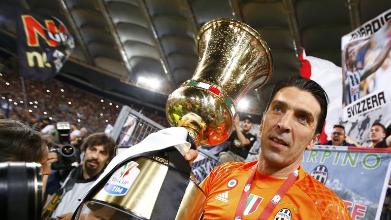 Джанлуиджи БУФФОН пока вовсе не собирается на пенсию. Фото REUTERS Джанлуиджи БУФФОН пока вовсе не собирается на пенсию. Фото REUTERS