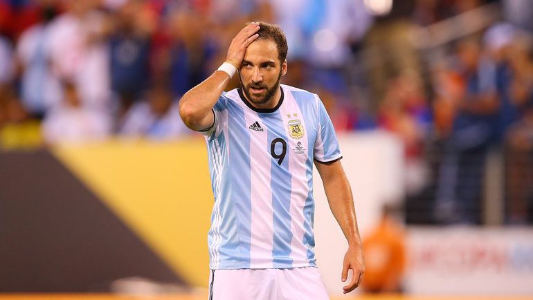 Но если верить СМИ, уже скоро трансфер Пьянича может затмить покупка Гонсало ИГУАИНА. Фото AFP Но если верить СМИ, уже скоро трансфер Пьянича может затмить покупка Гонсало ИГУАИНА. Фото AFP