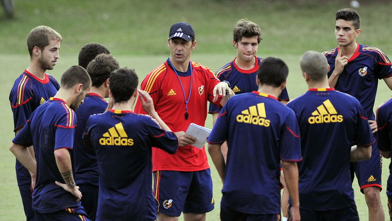 Хулен ЛОПЕТЕГИ в окружении футболистов юношеской сборной Испании. Фото REUTERS Хулен ЛОПЕТЕГИ в окружении футболистов юношеской сборной Испании. Фото REUTERS