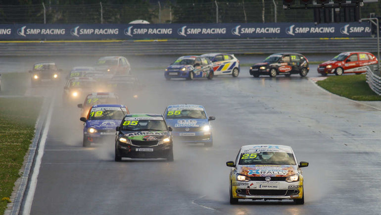 Российская серия кольцевых гонок лидирует как по количеству заездов - их было шесть - так и по зрелищности. Фото Пресс-служба СМП РСКГ Российская серия кольцевых гонок лидирует как по количеству заездов - их было шесть - так и по зрелищности. Фото Пресс-служба СМП РСКГ