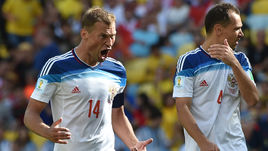 Не исключено, что после ухода из сборной Сергея ИГНАШЕВИЧА (№4) пару Василию БЕРЕЗУЦКОМУ в центре обороны составит его брат Алексей.