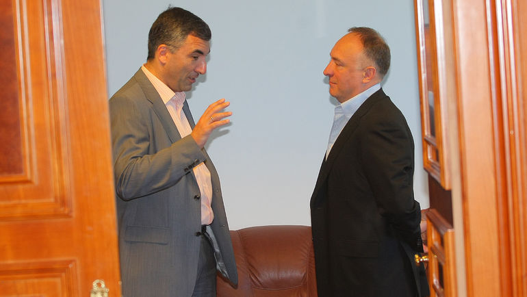 Леонид ВАЙСФЕЛЬД (слева) пока недоступен для интервью. Фото photo.khl.ru Леонид ВАЙСФЕЛЬД (слева) пока недоступен для интервью. Фото photo.khl.ru