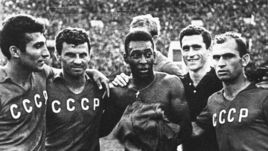 4 июля 1965 года. Москва. СССР - Бразилия - 0:3. Участники товарищеского матча: Георгий СИЧИНАВА, Слава МЕТРЕВЕЛИ, ПЕЛЕ, Анзор КАВАЗАШВИЛИ и Михаил МЕСХИ (слева направо).