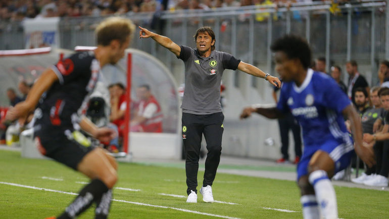 Антонио КОНТЕ (в центре) во время товарищеского матча синих. Фото REUTERS Антонио КОНТЕ (в центре) во время товарищеского матча синих. Фото REUTERS