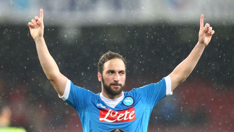 В Неаполе к уходу ИГУАИНА отнеслись как к предательству. Фото AFP В Неаполе к уходу ИГУАИНА отнеслись как к предательству. Фото AFP