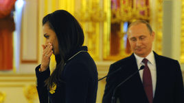 Сегодня. Москва. Торжественное мероприятие перед отъездом на Олимпиаду. Двукратная олимпийская чемпионка Елена Исинбаева не смогла сдержать слез, выступая с речью в Кремле во время официальных проводов сборной России на Олимпийские игры в Рио-де-Жанейро.