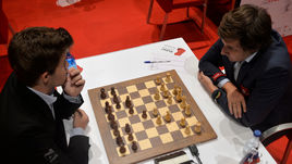 21 июля. Бильбао. Сергей КАРЯКИН (справа) во время партии с Магнусом КАРЛСЕНОМ.