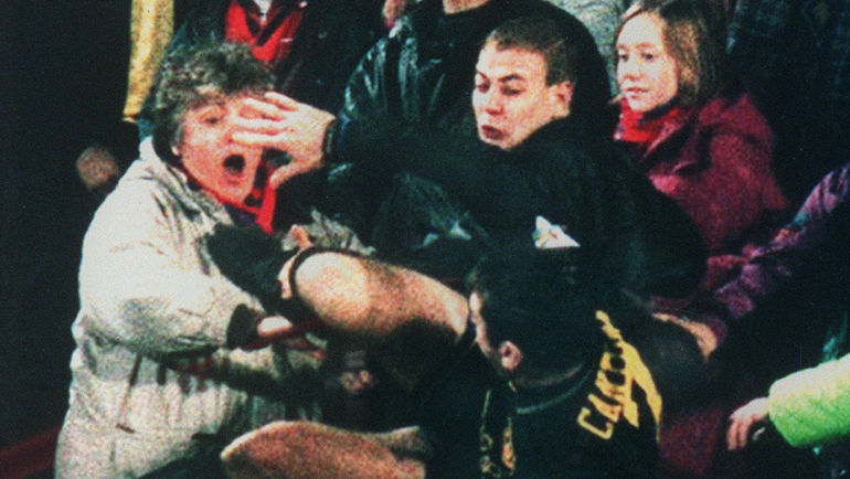 25 января 1995 года. Лондон. Удар Эрика КАНТОНА. Фото AFP 25 января 1995 года. Лондон. Удар Эрика КАНТОНА. Фото AFP