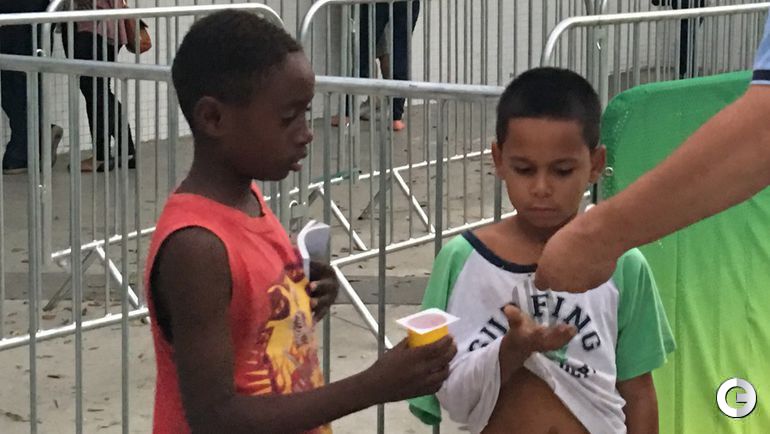 Попрошайки и кошки у касс "Мараканы"