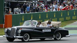 Хэмилтон ушел на каникулы лидером