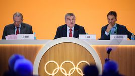 Вторник. Рио-де-Жанейро. Бывший президент МОК Жак РОГГЕ, действующий президент организации Томас БАХ и генеральный директор Кристоф ДЕ КЕППЕР (слева направо) на открытии 129-й сессии МОК.