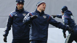 24 марта 2015 года. Химки. Тренировка сборной России. Руслан КАМБОЛОВ (справа) вместе с Романом ШИРОКОВЫМ готовится к матчам со сборными Черногории и Казахстана.