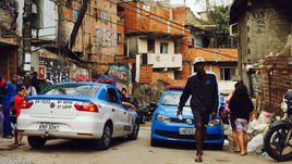 Вчера. Рио-де-Жанейро. Подразделения UPP патрулируют фавелу Кантагалу.