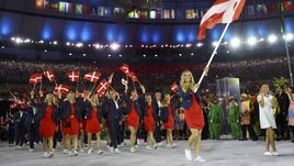 Пятница. Рио-де-Жанейро. Каролин ВОЗНЯЦКИ несет флаг Дании на церемонии открытия Олимпийских игр.