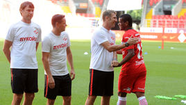 Массимо КАРРЕРА (второй справа) будет работать с ФЕРНАНДУ (справа) и другими спартаковцами без Дмитрия АЛЕНИЧЕВА (второй слева) и Егора ТИТОВА.