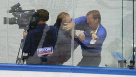 Сегодня. Нижний Новгород. Евгений ПОПИХИН и Петерис СКУДРА: драка во время матча.