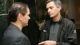 Ноябрь 2004 года. Москва. Дмитрий АЛЕНИЧЕВ (слева) и Жозе МОУРИНЬЮ.