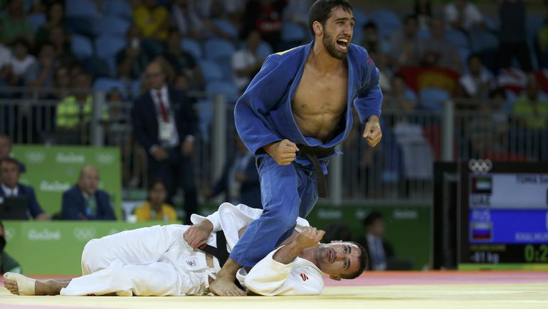 Хасан ХАЛМУРЗАЕВ побеждает Сергея ТОМУ. Фото REUTERS Хасан ХАЛМУРЗАЕВ побеждает Сергея ТОМУ. Фото REUTERS