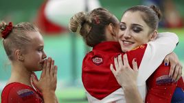 Вторник. Рио-де-Жанейро. Алия МУСТАФИНА (справа) поздравляет подруг по команде.