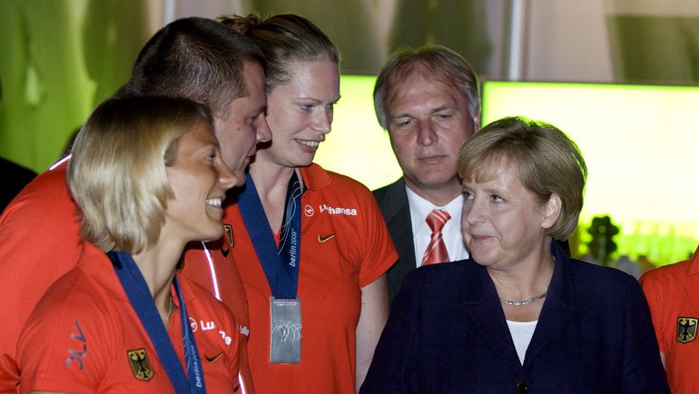 Клеменс ПРОКОП (на заднем плане). Фото REUTERS Клеменс ПРОКОП (на заднем плане). Фото REUTERS