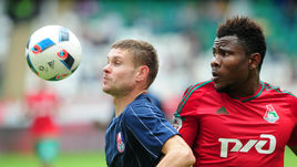 В игре - Эсекиэл ХЕНТИ (справа).